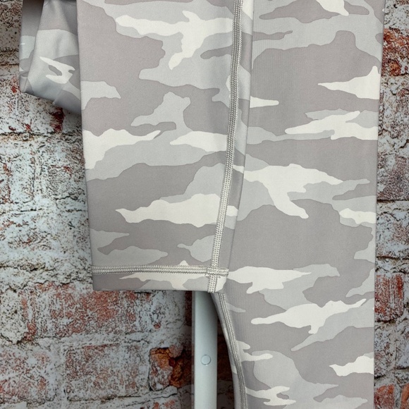 Athleta Elation Womenʻs High-Rise Light Grey Camo Yoga Leggings Size Small - Picture 2 of 6